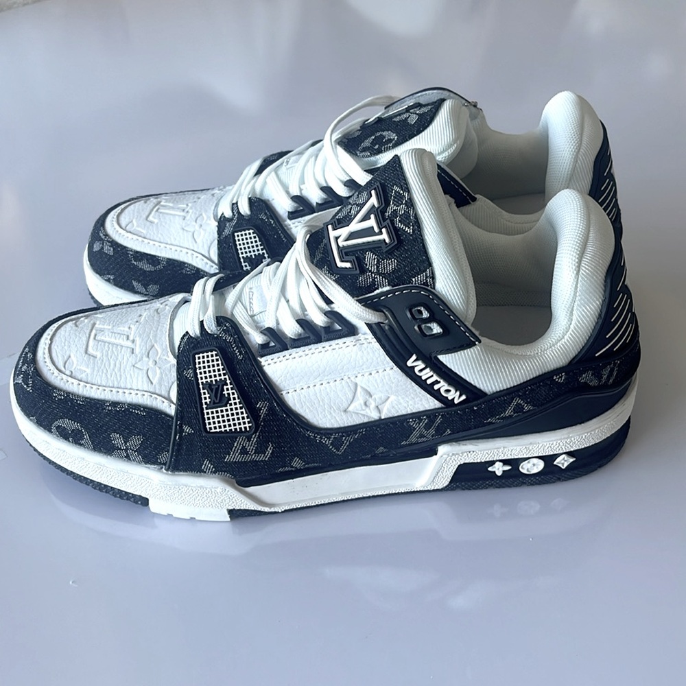 NEW without tags, GORGEOUS designer style sneakers! No box, as is 🤍🖤